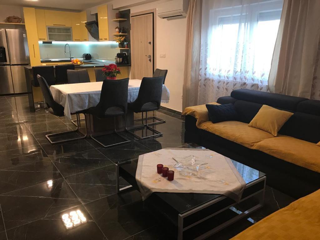 Apartmani Jukic Каштела Экстерьер фото